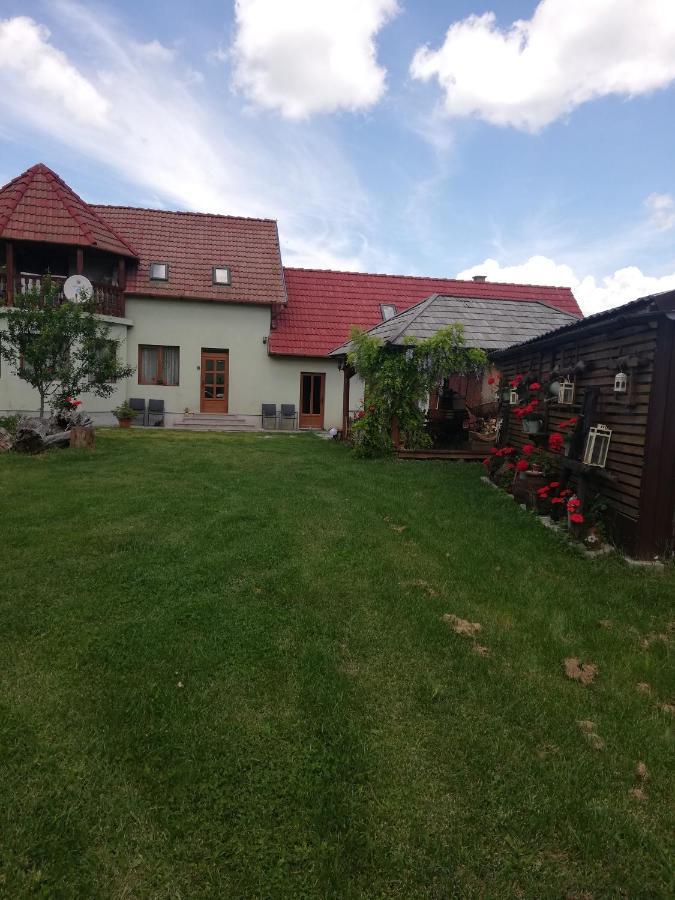 Imádó Vendégház Cernat Exterior foto